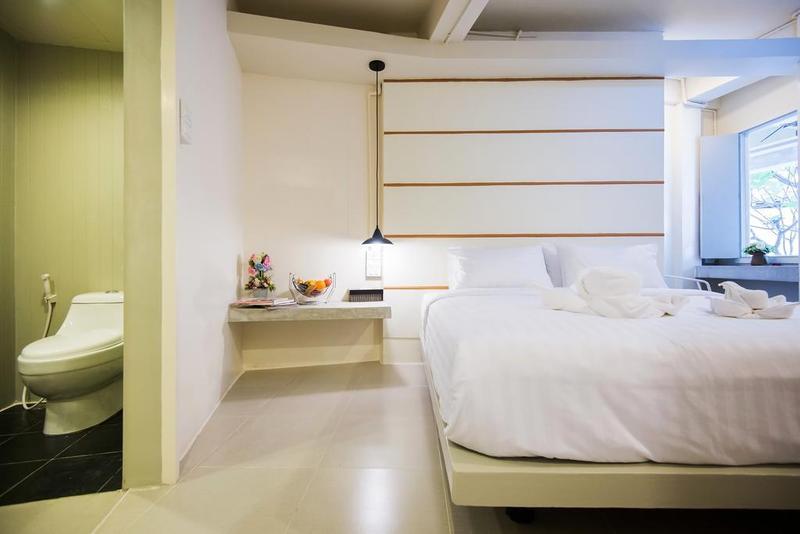 Hotel October Phuket Eksteriør billede