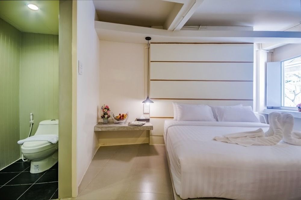 Hotel October Phuket Eksteriør billede