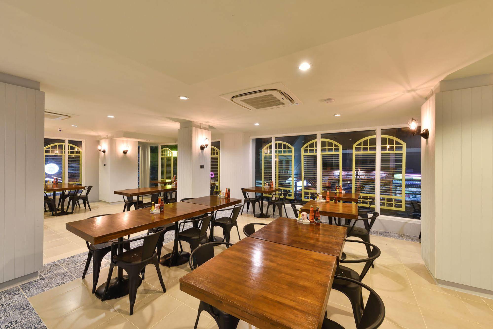 Hotel October Phuket Eksteriør billede