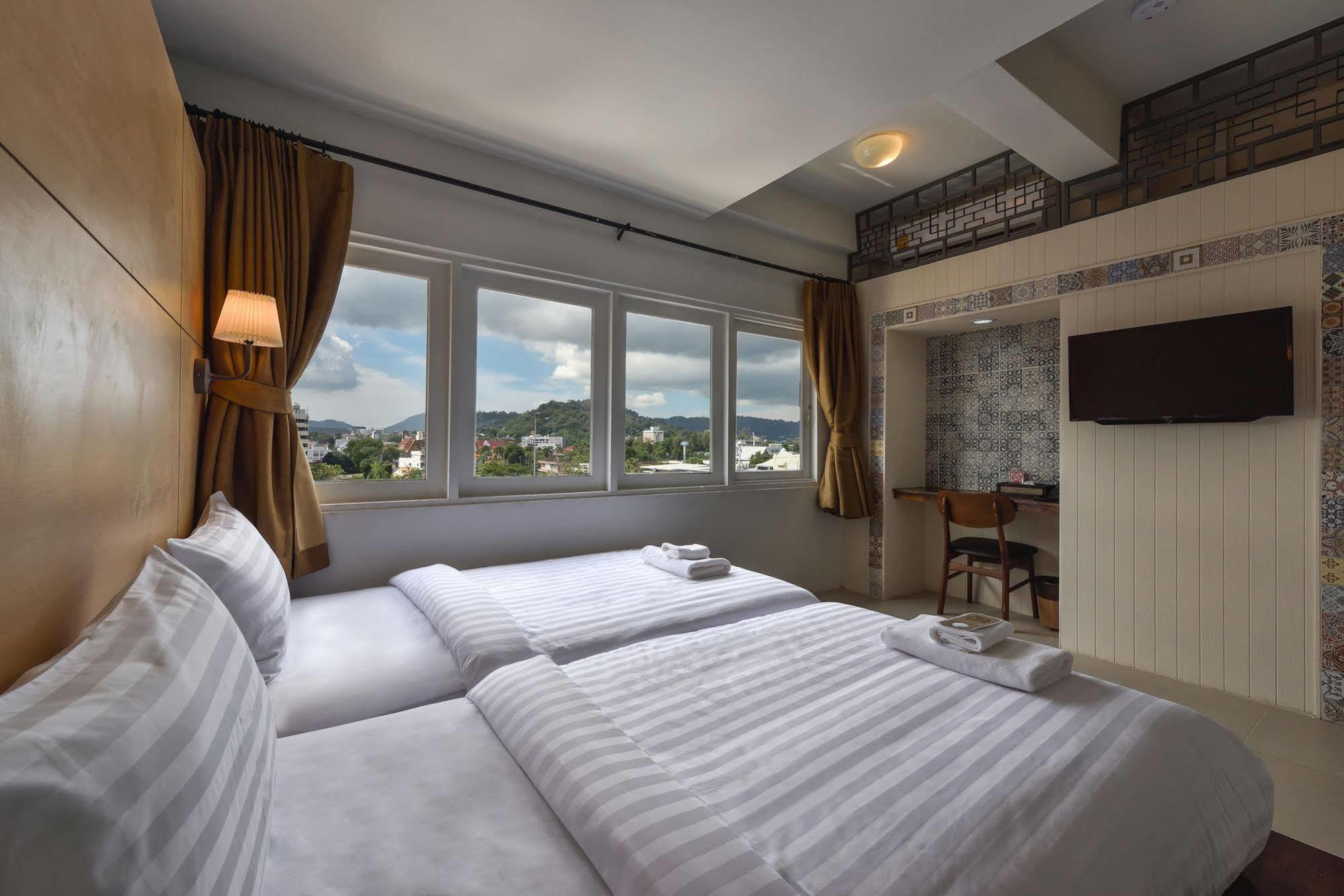Hotel October Phuket Eksteriør billede