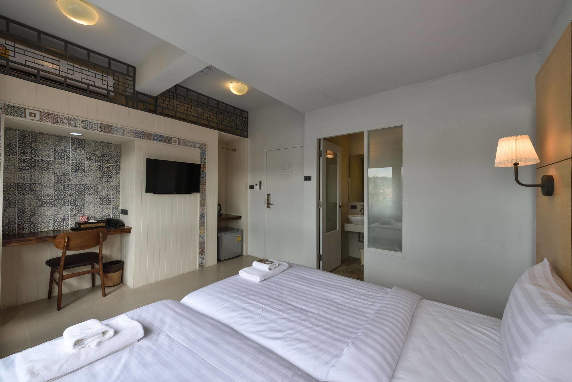 Hotel October Phuket Eksteriør billede