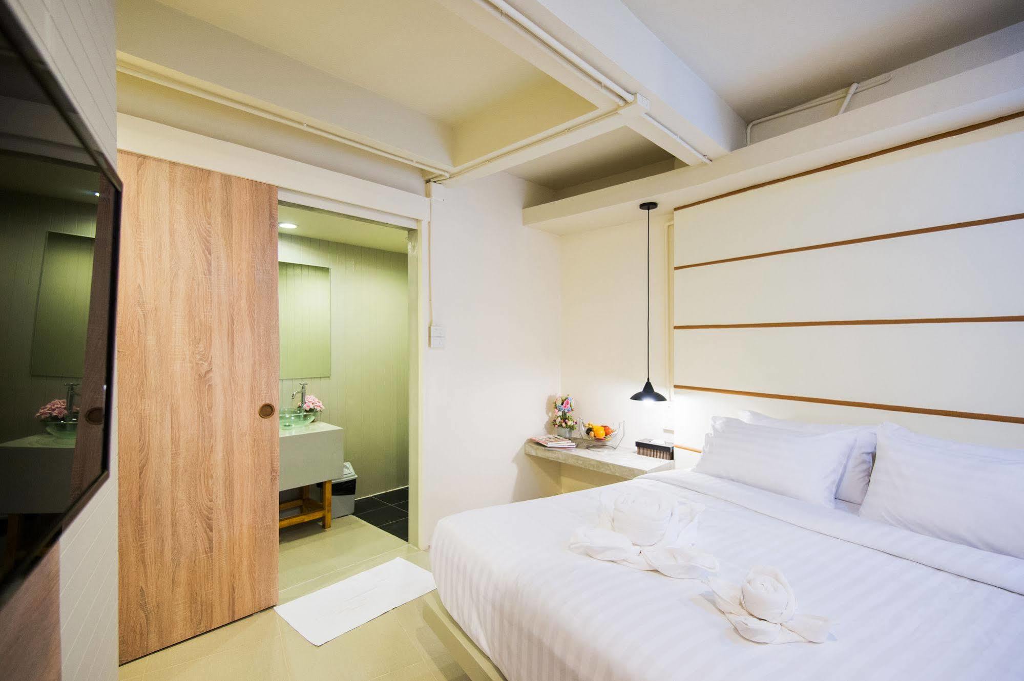 Hotel October Phuket Eksteriør billede