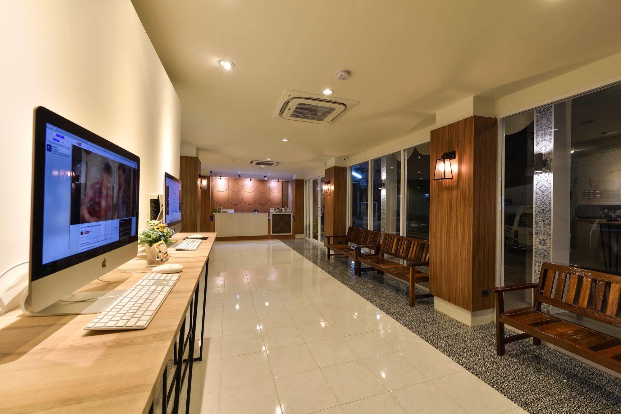Hotel October Phuket Eksteriør billede