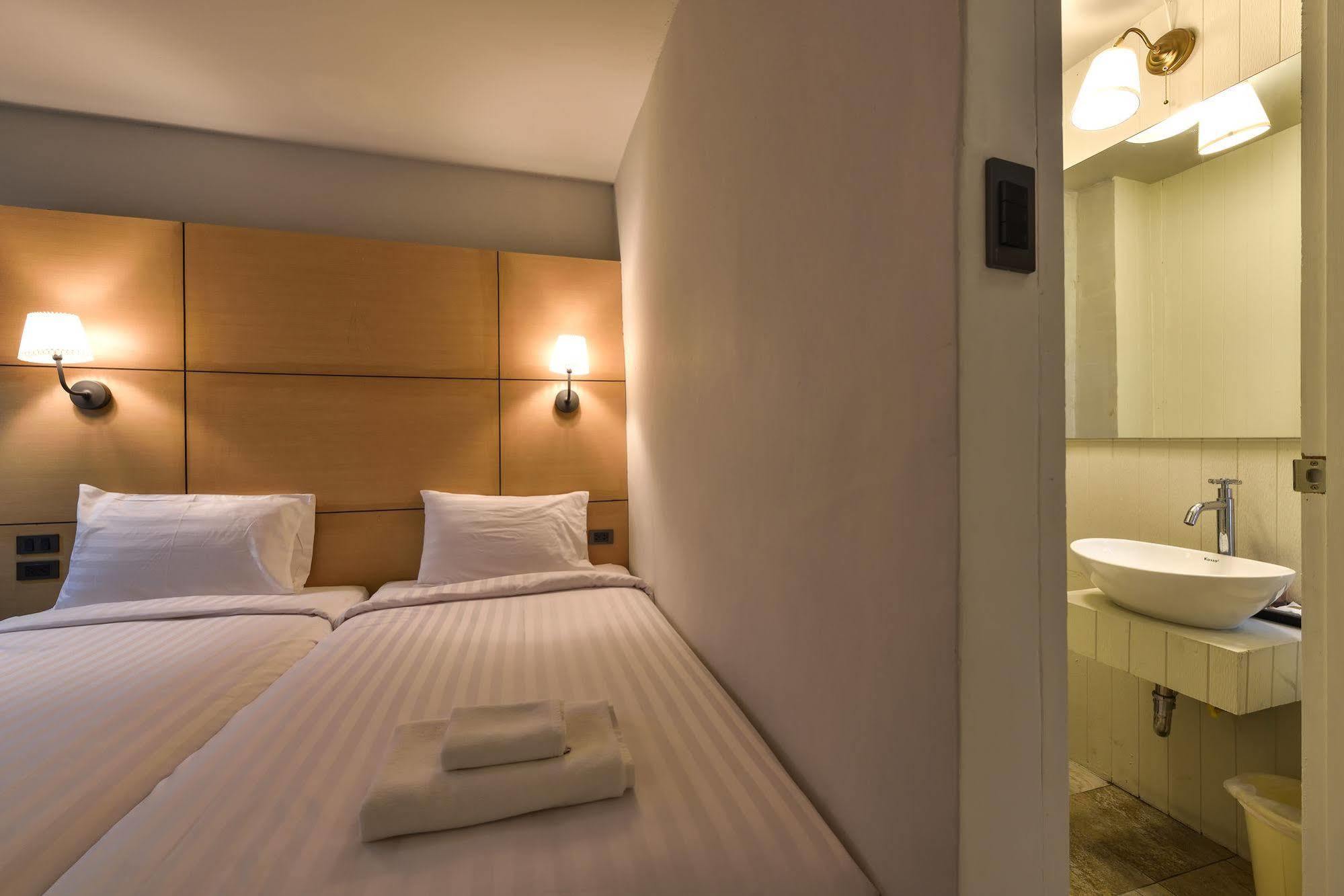 Hotel October Phuket Eksteriør billede