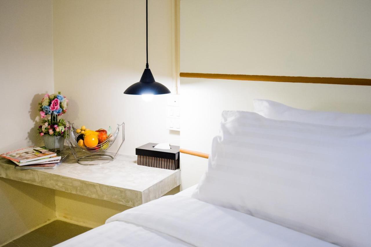 Hotel October Phuket Eksteriør billede