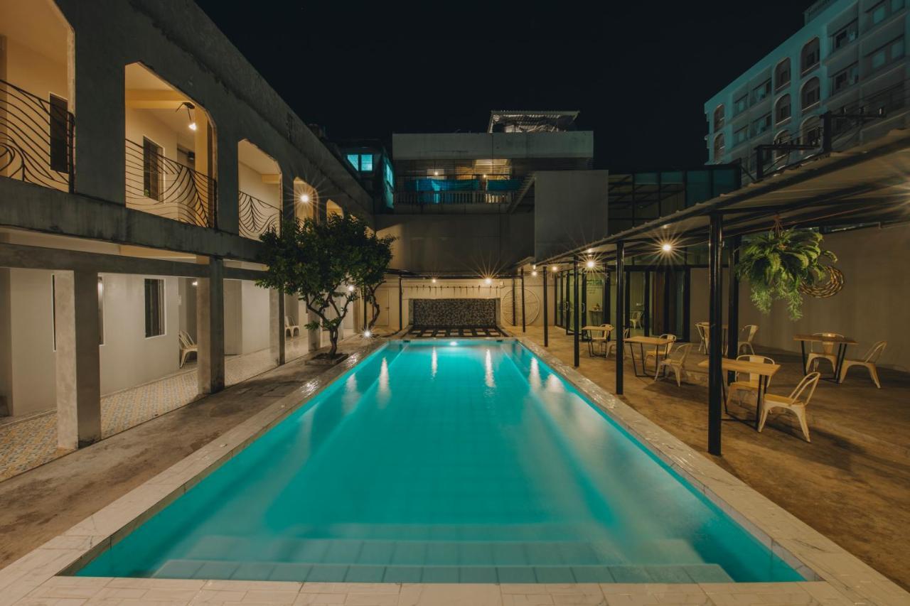 Hotel October Phuket Eksteriør billede